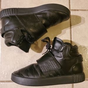 🔥Adidas tubular invader size 5y.